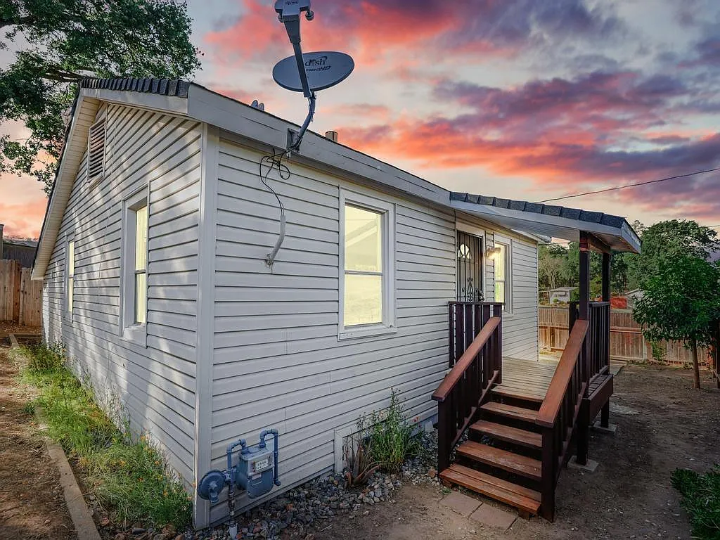 325 Rose St photo 1