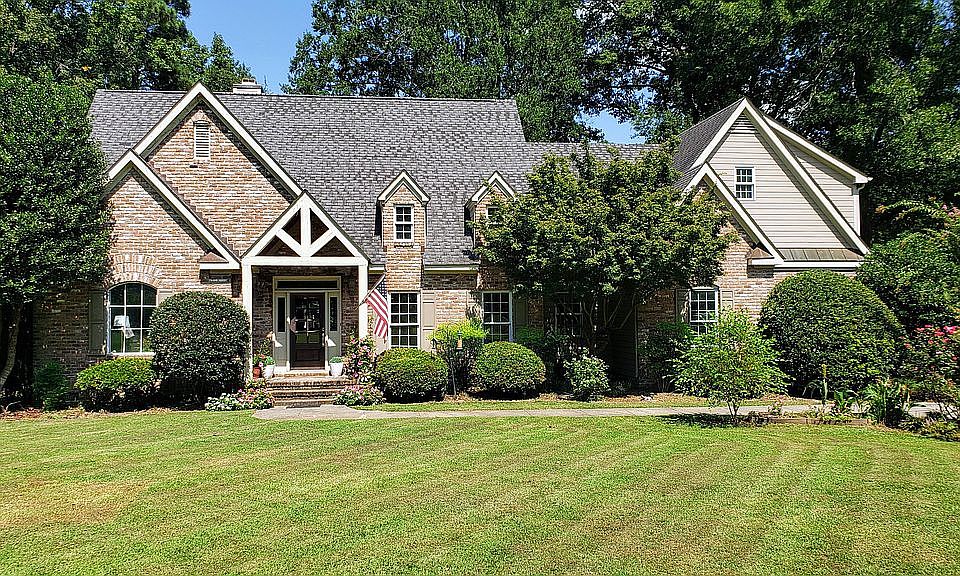 4 BR/3.5 BA lakefront home