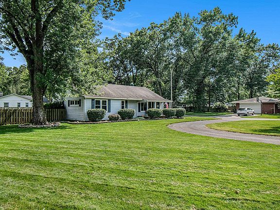 3rd image of 2601 Broadmoor Dr