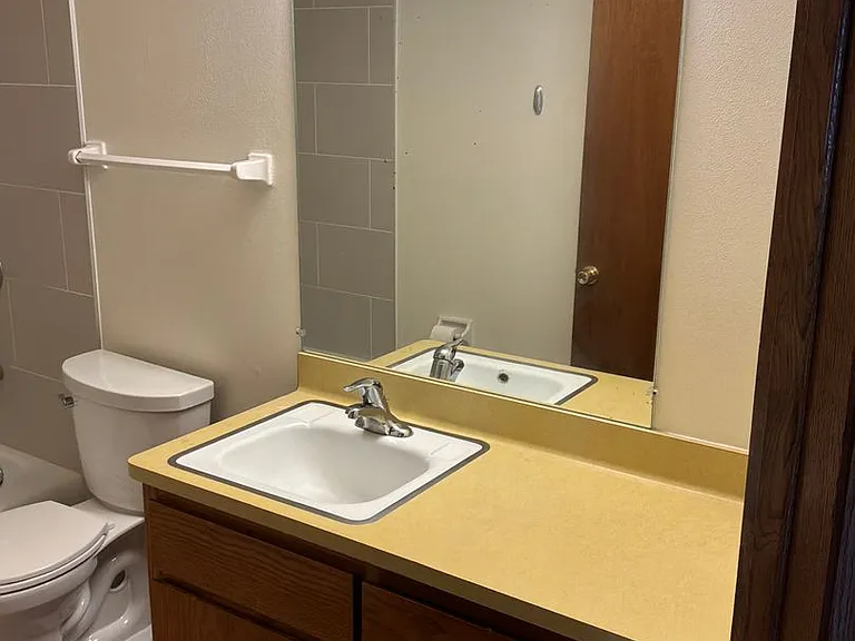 1204 Memorial Dr — Photo 4