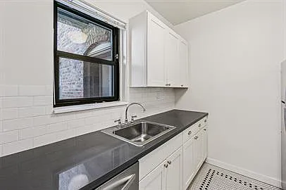 Adams Apartments — Photo 16
