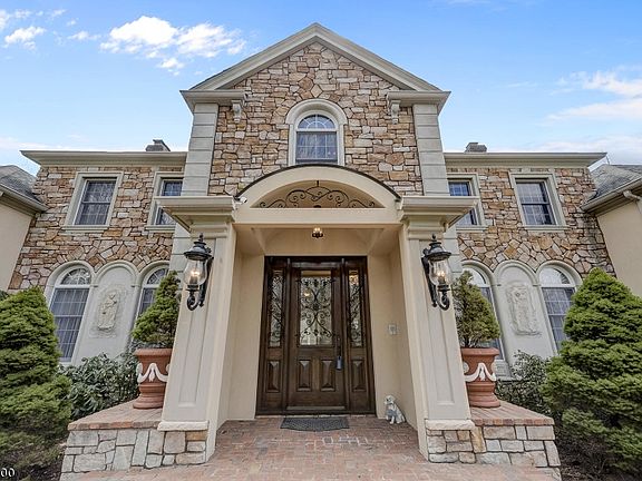 2nd image of 4 Lockwood Dr