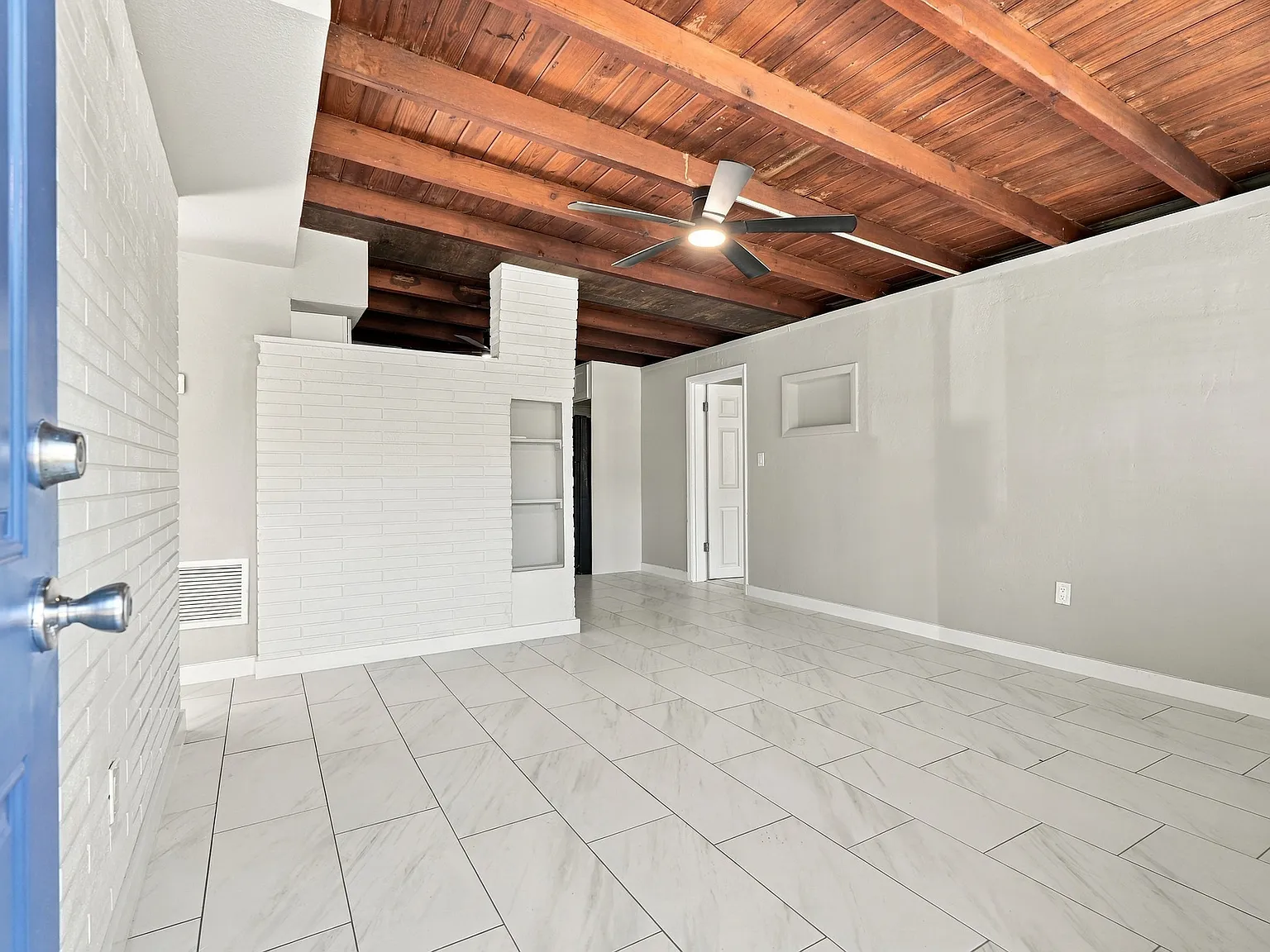 3 bed, 912 sqft, $2,700 — Photo 2