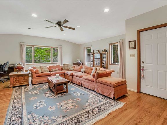 4th image of 20 Millbrook Dr