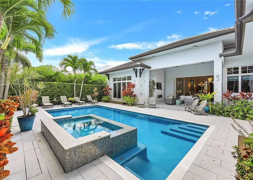 425 Harbour Dr