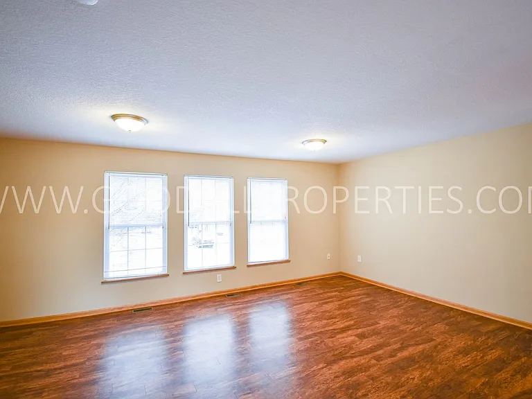 15404 Townsend Ave — Photo 3