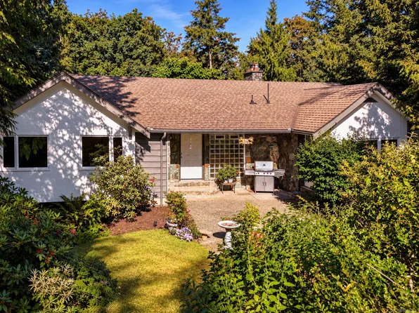 6232 Rodolph Rd, Central Saanich, BC V8Z 5V8
