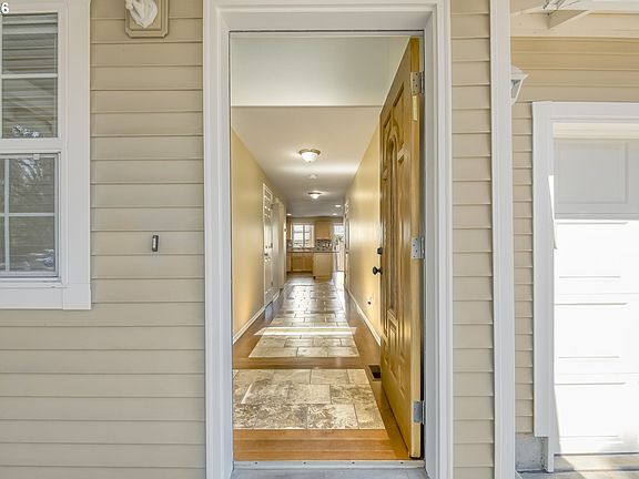 2nd image of 13718 NE 65th St