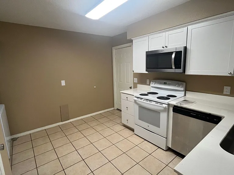 307 Harris Cir — Photo 4