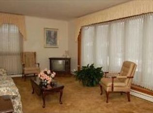 1049 E Grant Dr, Des Plaines, IL 60016