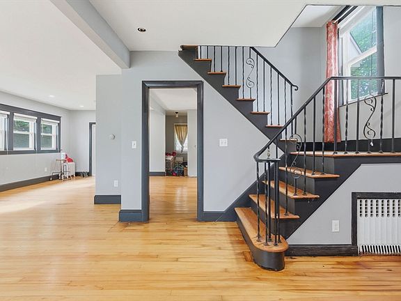 4th image of 62 Hancock St