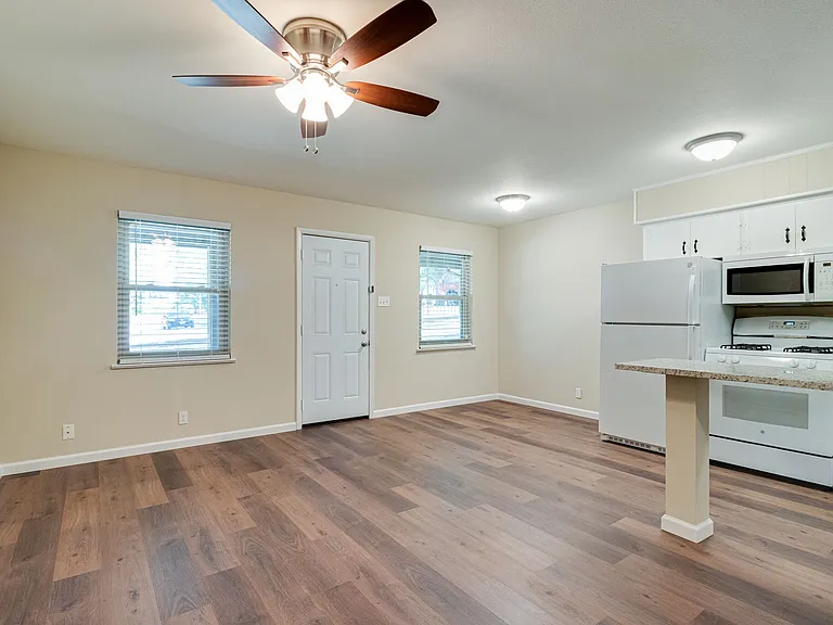 601 W College St — Photo 19