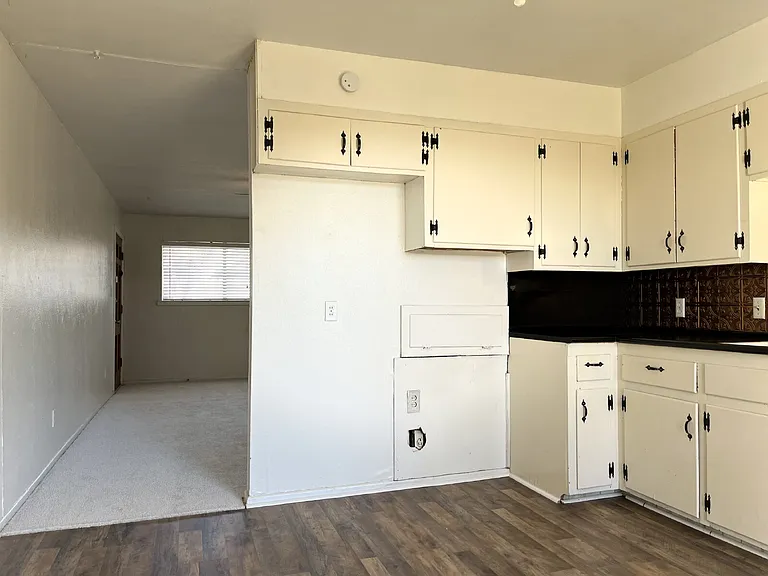 722 W 4th St #B — Photo 6