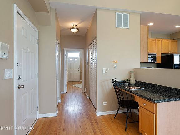 2nd image of 2422 W Gunnison St APT 4