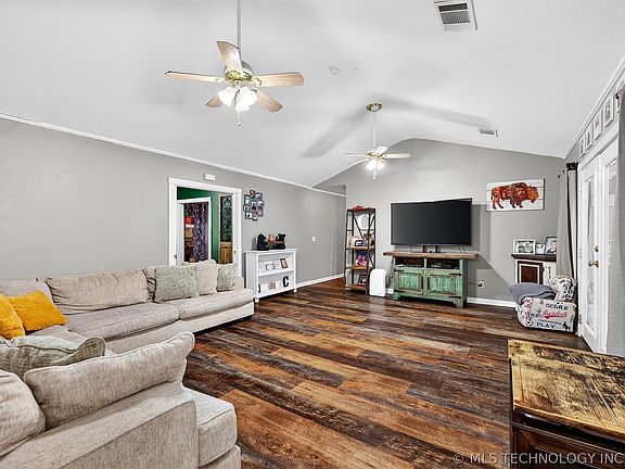 5th image of 123 N Park Dr