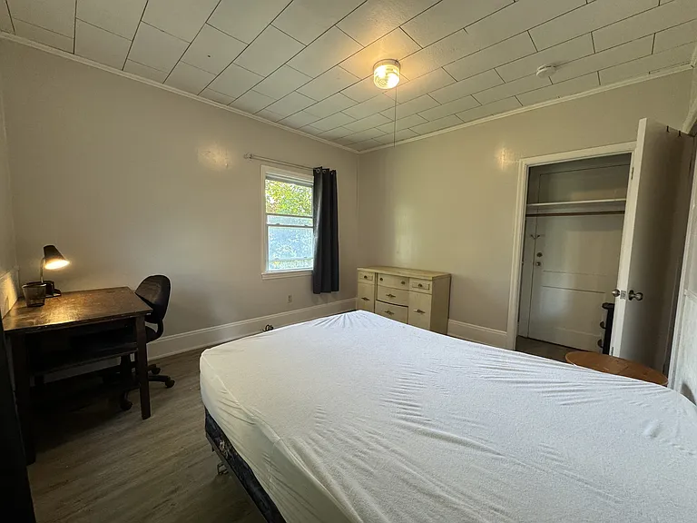614 University Ave — Photo 23