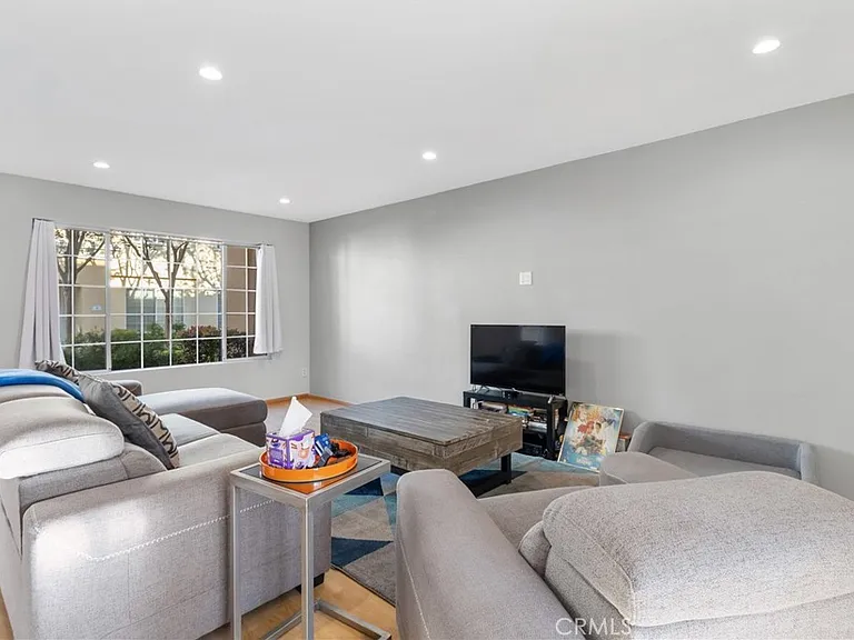 19124 Hamlin St #5 — Photo 7