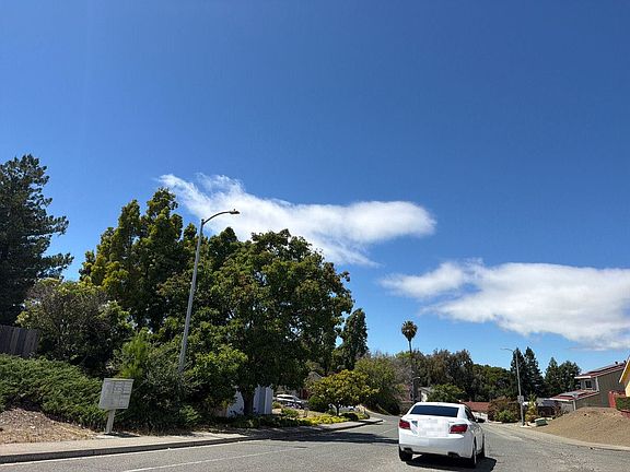 4th image of 421 Foothill Dr