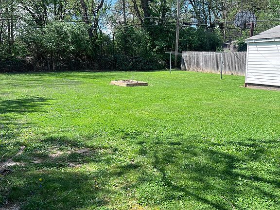 3rd image of 476 Carol Dr