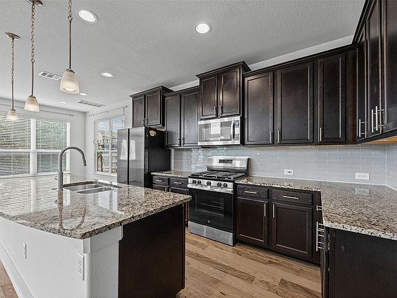 5th image of 2303 Capulet St