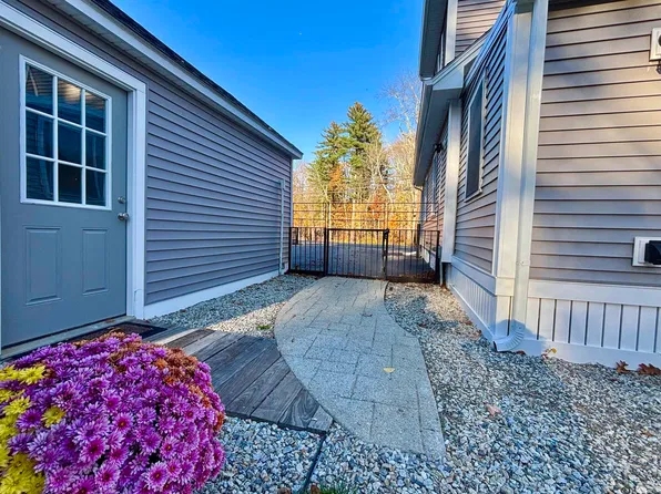 158 E Main Street, Hampstead, NH 03826-2431