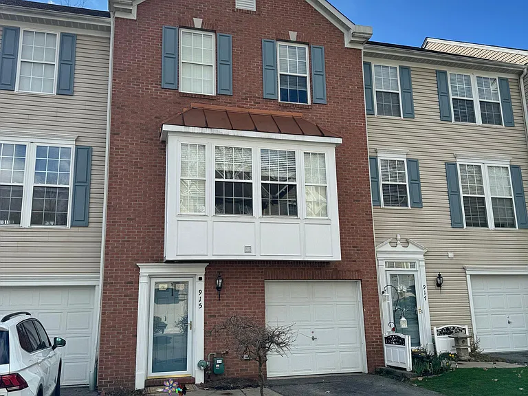 915 Tanglewood Dr — Photo 1
