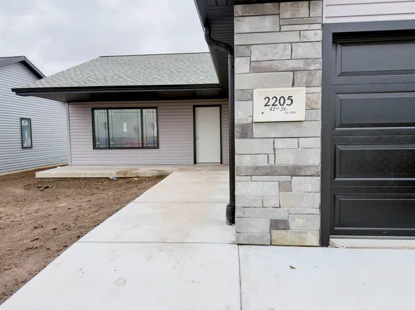 2205 E 42nd St, Kearney, NE 68847