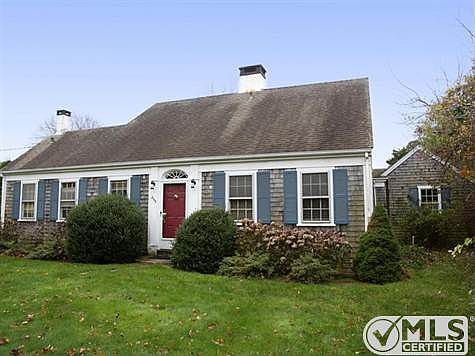 Classic Wianno Shingled Cape well located with easy access to Crosby's marina and Osterville Village!
