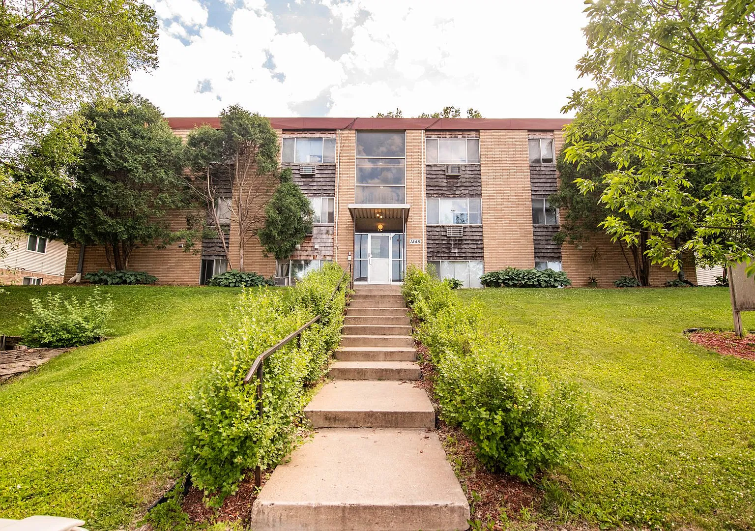 Willis Apartments — Photo 1