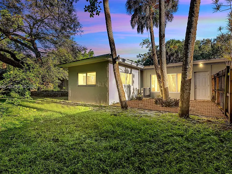 1550 SW 23rd Ct #A — Photo 2