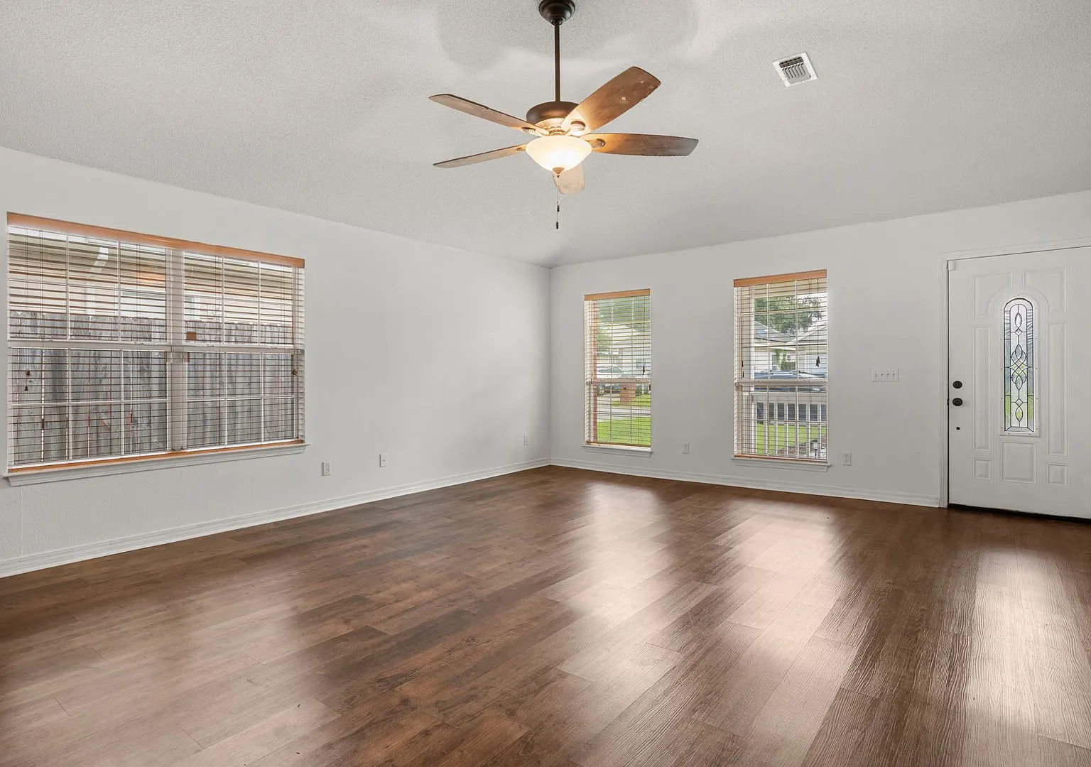 4 bedroom home in quiet neighborhood — Photo 4