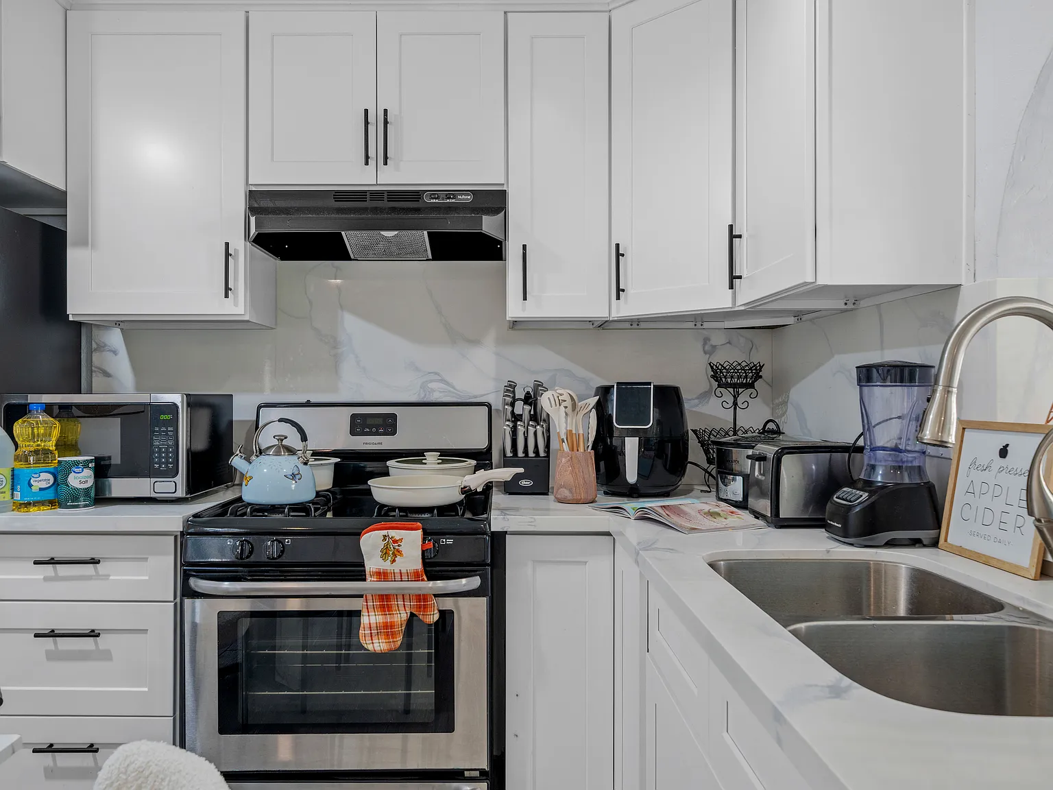 5 bed, 2000 sqft, $8,900 — Photo 3