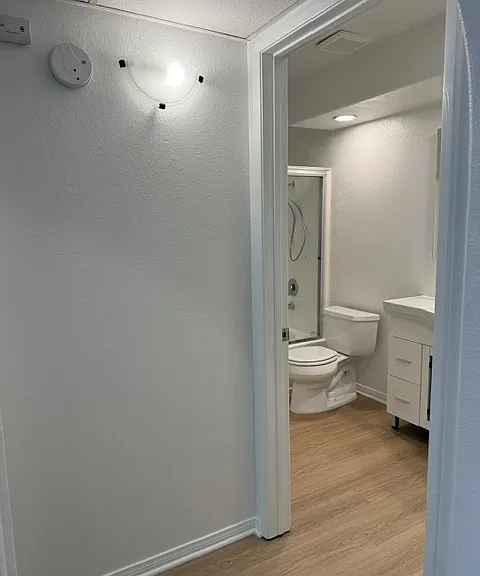 Canoga Luxury Apartments — Photo 27