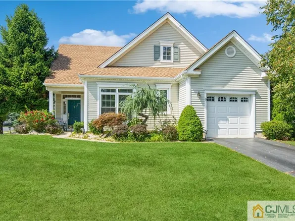 8 Lilac Ct, Holmdel, NJ 07733