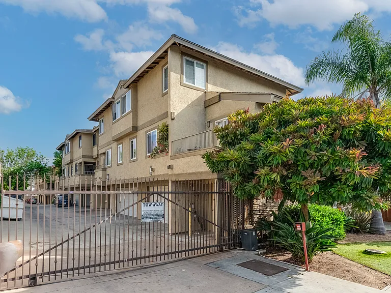 582 Arizona St — Photo 1