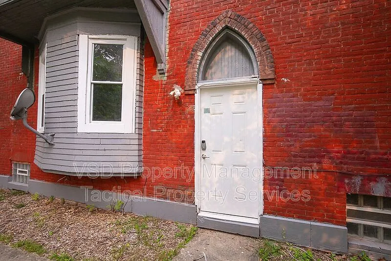 3 bed, 1.0 bath, 1625 sqft, $1,185 — Photo 2
