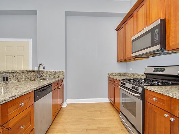 4th image of 2934 W Montrose Ave Unit 204