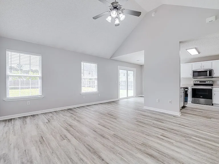 114 Mustang Dr — Photo 8