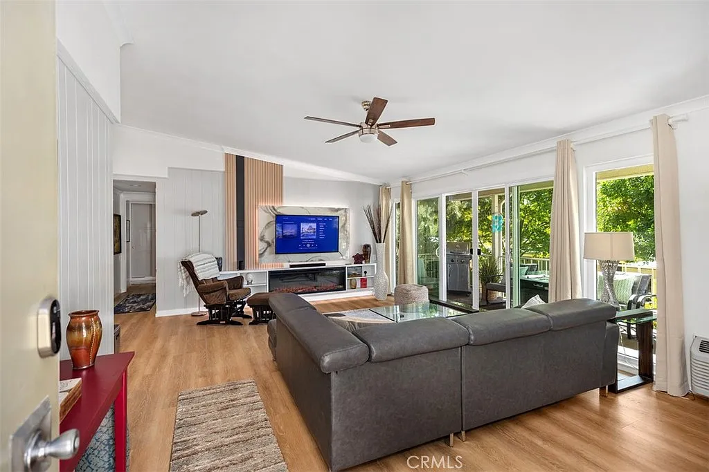 2 bed, 1040 sqft, $2,990 — Photo 3