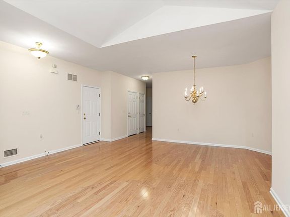 5th image of 103 Ridgway St