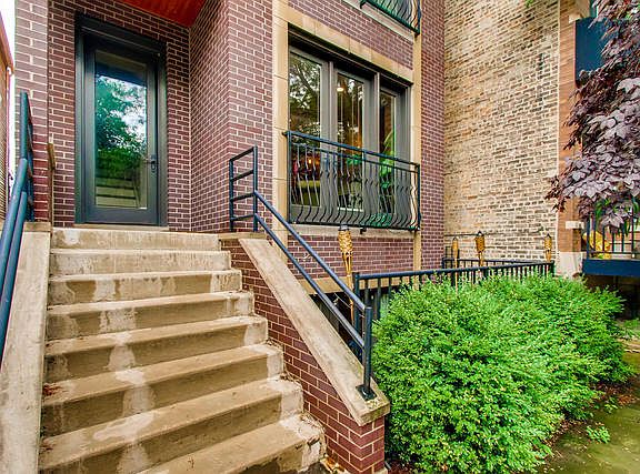 2nd image of 1651 N Artesian Ave APT 1