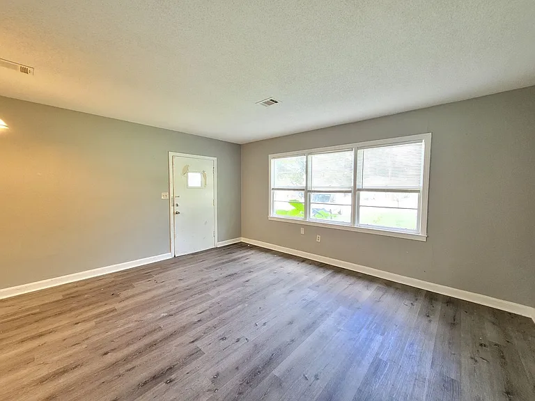 406 N South St — Photo 5