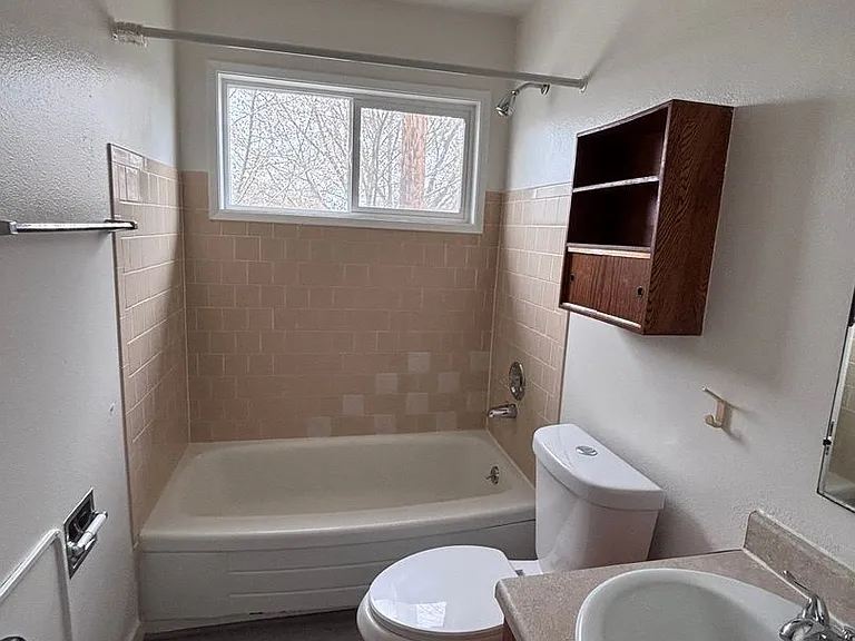 1721 E 12th St — Photo 9