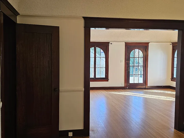 218 1/2 N Kenmore Ave — Photo 18