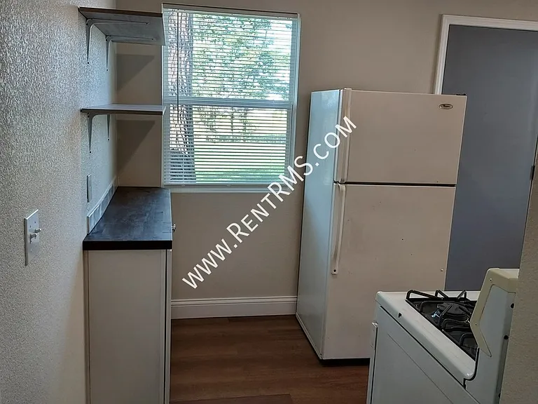 904 SW 33rd St — Photo 5