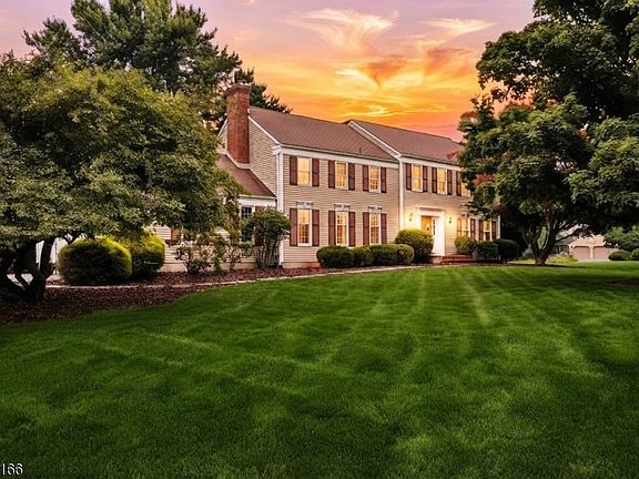 5th image of 10 Sunnyfield Dr