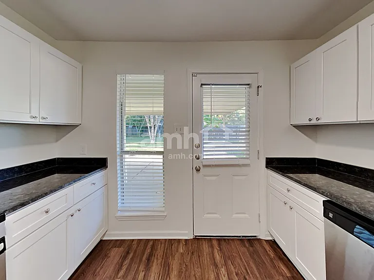 1034 Chase Park Dr — Photo 3