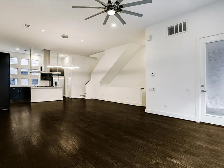 2344 Commerce St — Photo 10