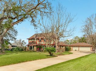 304 Arrowwood St, Lake Jackson, TX 77566