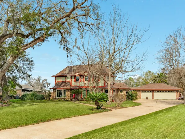 304 Arrowwood St, Lake Jackson, TX 77566